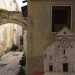 Allinterno  attiva una nota bottega di artisti segnalata da una riproduzione in scala della facciata della Basilica di San Nicola 